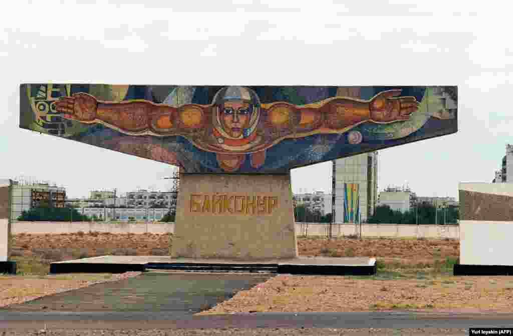 Мозаика в центре Байконура. Россия платит Казахстану около 115 миллионов долларов в год за использование стартовой площадки. Срок действия договора аренды истекает в 2050 году. Кремль строит собственную стартовую площадку на российском Дальнем Востоке.