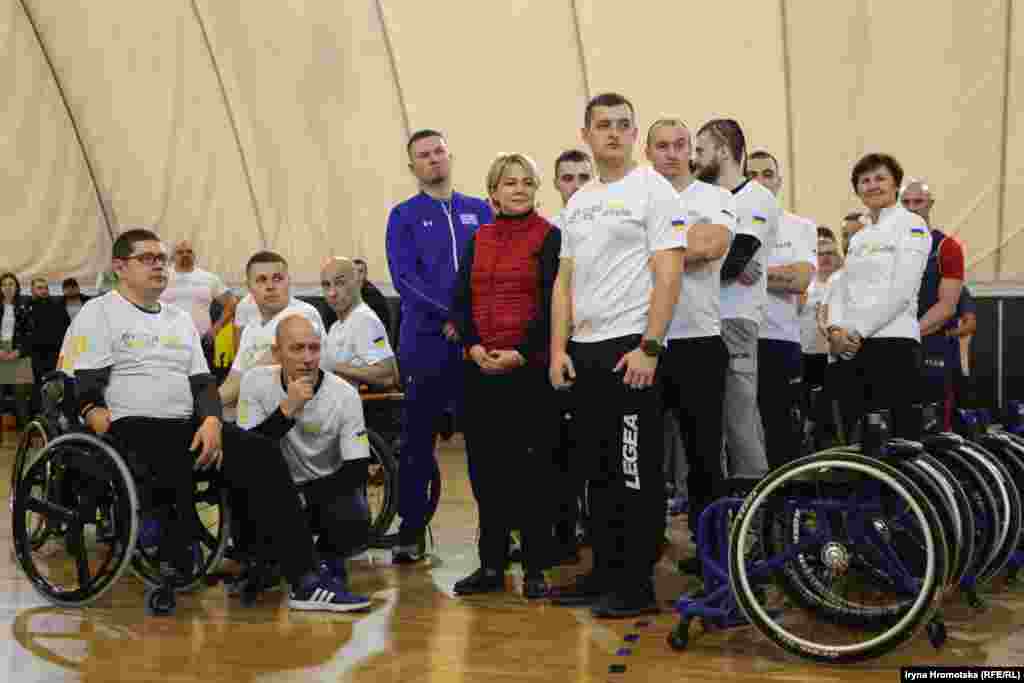 Учасники відкритого тренування збірної України на &laquo;Іграх нескорених&raquo; дивляться мотиваційний ролик через проєктор