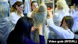 Punëtoret e Walone Fashion Group duke punuar një fustan nusërie.