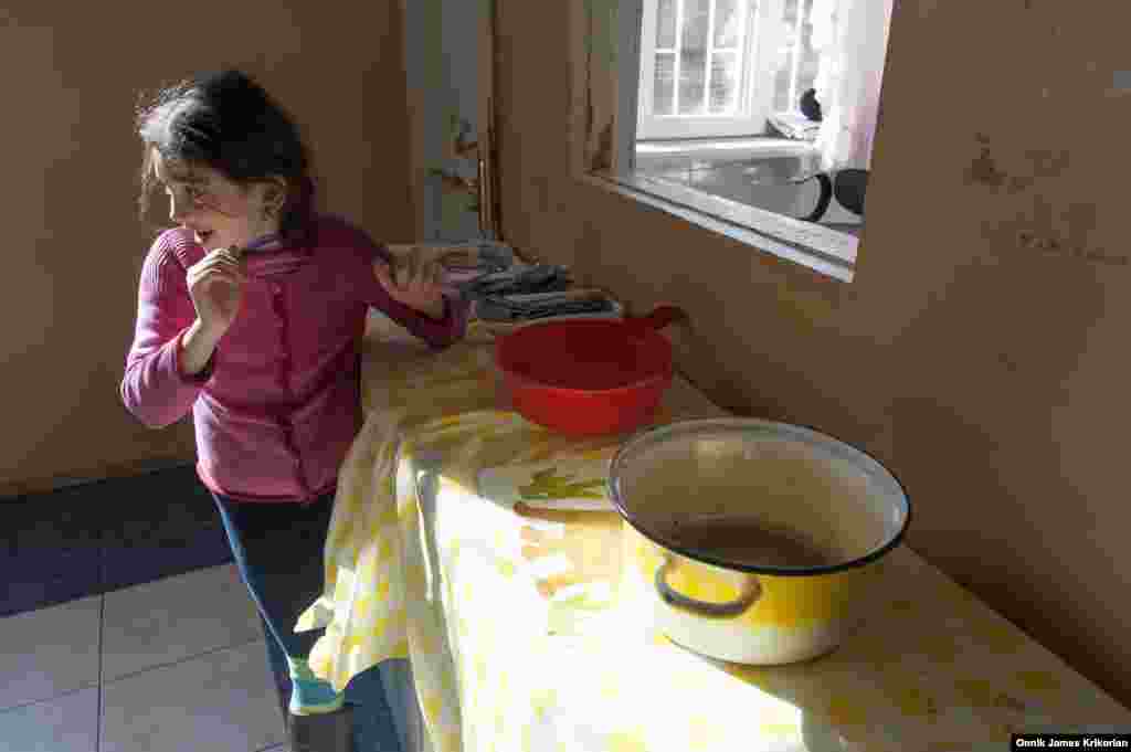 ბავშვებისათვის "სოციალური უსაფრთხოების პირველად ქსელად" ითვლება, საქართველოში დაწყებული ამ რეფორმის ერთ-ერთი უმთავრესი შემადგენელი ნაწილია ცენტრები, სადაც სოციალურად დაუცველ ბავშვებს შეუძლიათ მიიღონ საკვები ან სხვა სახის დახმარება. ამ ფოტოზე სწორედ ერთ-ერთი ასეთი ცენტრია, რომელსაც ორგანიზაცია "ბავშვი და გარემო" კურირებს.