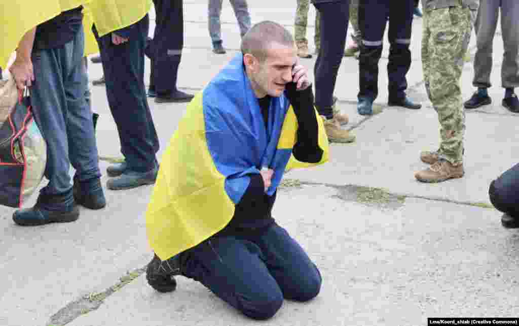 «Україна понад усе, мамо! Я незламний! Я люблю свою країну!», ‒ каже, крізь сльози, своїй мамі по телефону один із звільнених з полону РФ українських військовослужбовців
