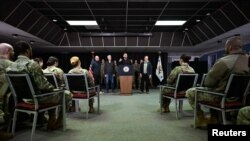 На американской военной базе Питуффик Джей Ди Вэнс и его жена Уша пообедали вместе с военнослужащими