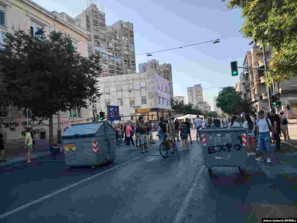 Blokada raskrsnice u Zemunu. Građani ove beogradske opštine prvi su počeli sa protestnim blokadana u nedelju 29. juna (Beograd, 4. jul) 