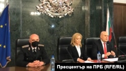 Речниця прокуратури Сійка Мілева (у центрі) пояснила, що завданням «резидента» російської розвідки було побудувати мережу агентів. Праворуч – головний прокурор Іван Ґешев під час брифінгу 19 березня 2021 року