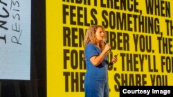 რებეკა ასე წარადგენს თავს: ფრანგი, რომელიც ინგლისურად ფრანგული აქცენტის გარეშე ლაპარაკობს და ცნობისმოყვარე ადამიანი, რომელმაც პოდკასტერობა იმიტომ დაიწყო, რომ კერპებთან საუბრის შესაძლებლობა მისცემოდა. 