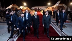 Орусиянын президентин  “Манас” эл аралык аэропортунда президент Садыр Жапаров тосуп алды, 25-ноябрь 2025-жыл. Сүрөт Султан Досалиевдики. 