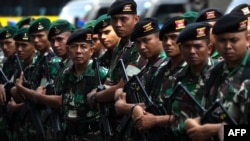 Индонезийские военные рядом со стадионом, где пройдет церемония открытия Азиатских игр. Джакарта, 16 августа 2018 года.