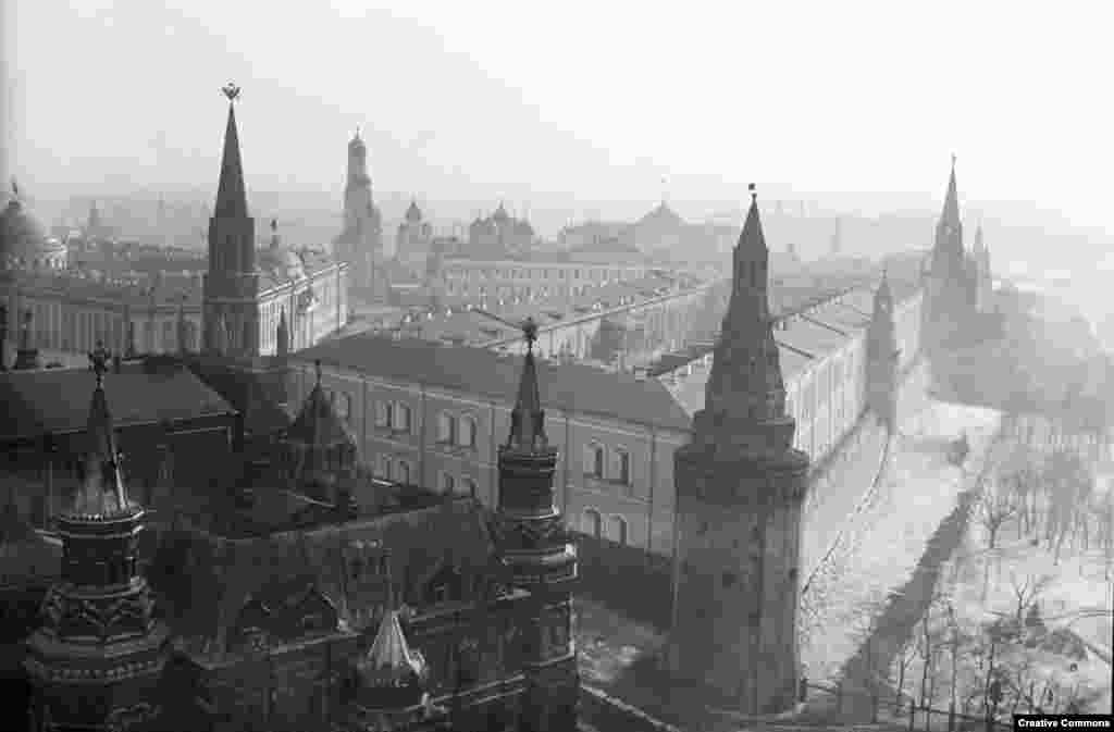 Но когда-то кремлевская "корона" выглядела совсем иначе. Однажды с его башен на восток и на запад глядели двуглавые орлы.&nbsp;