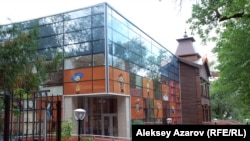 Фасад здания Государственного театра кукол после реконструкции. Алматы, 24 июля 2013 года.          