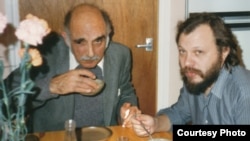 Александр Пятигорский (слева) и Игорь Померанцев. Лондон. Конец 80-х. Фото Лианы Померанцевой