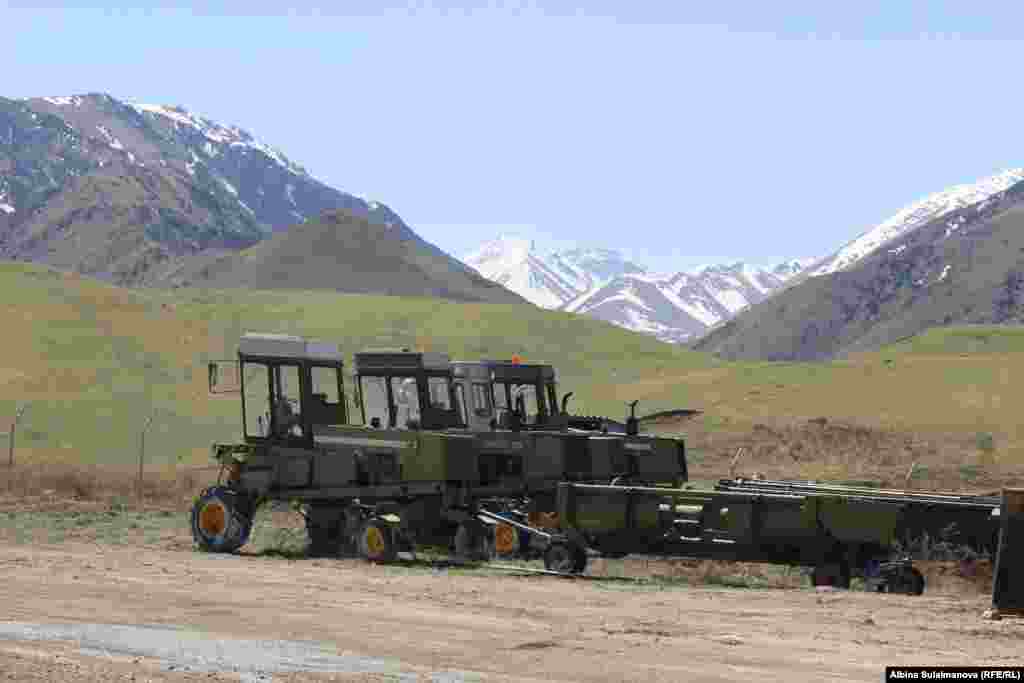 Геологиялык алдын ала иликтөөлөр бул кенде 84 тонна алтын, 10 тоннадан ашуун күмүш бар деп эсептешкен.