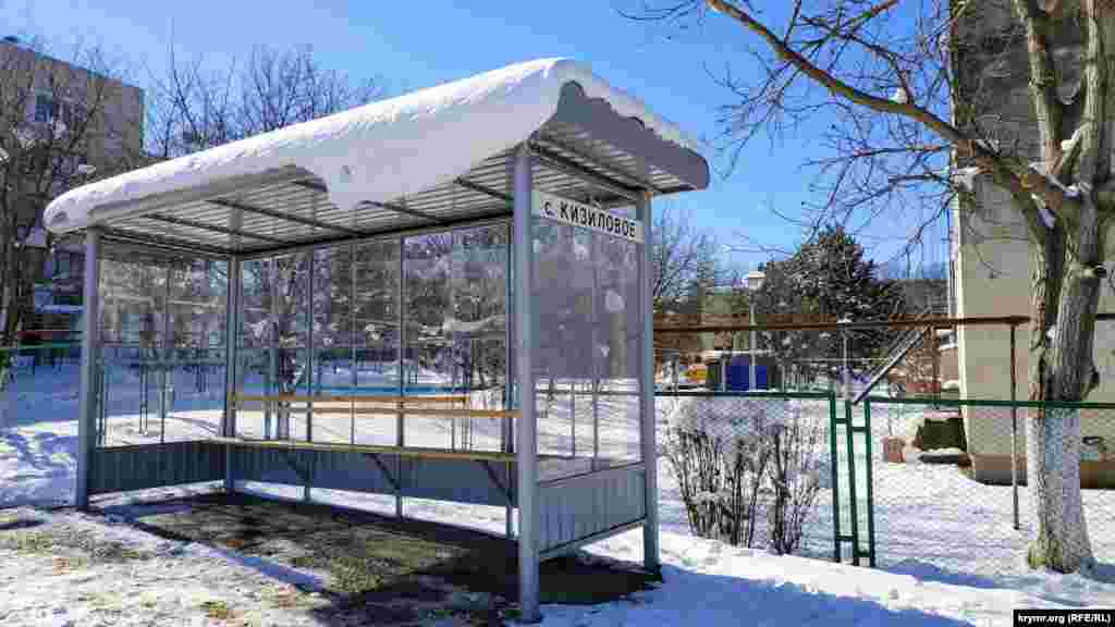 Село пов'язане автобусним сполученням з Сімферополем