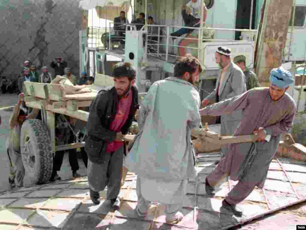 Ооганстандан үйүнө кайткан тажик качкындары. Вахш өрөөнү, 1997-жылдын 21-октябры.