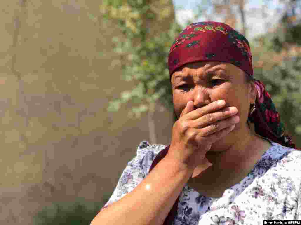 Үй-жайы өрттөнгөн айрым тургундар жылуу сөз айтып, жардам бергендерге бугун, ызасын чыгарып ыйлап алышат. Көбү өмүр бою курган үй-жайы, мал-жаны, болгон оокат-тирилиги күлгө айланганына дагы эле ишене албай дендароо абалда.