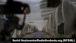 Под анти-дрон мрежите што ги штитат фронтовските линии во Украина