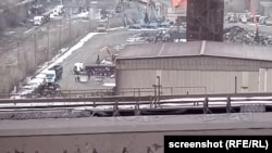 Mașină care încarcă fier vechi într-o locație prezentată de un siderurgist gălățean ca făcând parte din incinta combinatului Liberty Galați