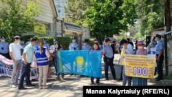 Protesters demand the return of their relatives from China outside the consulate in Almaty on May 18. 