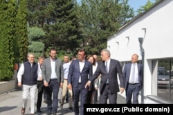 Dvorak gjatë vizitës në komunën e Istogut më 2023.