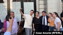 Candidatul independent Nicușor Dan, selfies cu suporterii în fața sediului de campanie, în așteptarea rezultatelor.