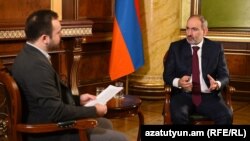 Армениянын премьери Николь Пашинян «Эркин Европа/Азаттык» радиосуна интервью берип жатат. Ереван, 16-декабрь, 2020-жыл.