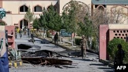 یک بمبگذار انتحاری روز دوشنبه خودرویی بمبگذاری‌شده را به دروازهٔ اصلی یک مدرسه نظامی در منطقهٔ وزیرستان جنوبی، در نزدیکی مرز افغانستان، کوبید و سه نفر را کشت