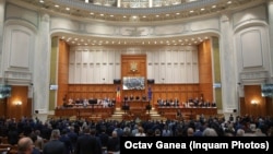 Legile securității naționale nu au ajuns nici până azi la Parlament, după scandalul drafturilor din 2022. În timp ce Legile securității sunt vechi de 10, 20, chiar peste 30 de ani, o comisie parlamentară specială stă degeaba în așteptarea proiectelor. (Plen Camera Deputaților)