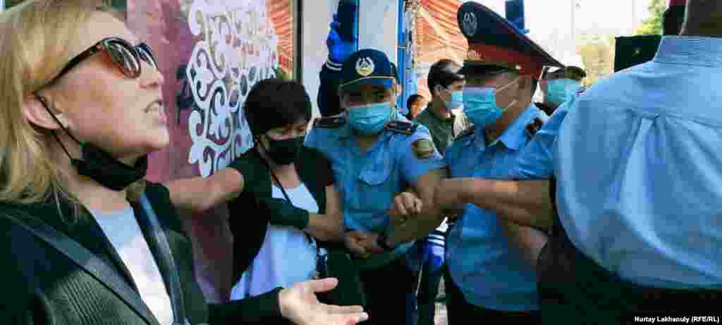 Алматыда полиция "митинг орны" ретінде белгіленген жерге келген жұртты алаңға өткізбей тұр.&nbsp;Билік өкілдері алаңда "коронавирусқа қарсы дезинфекция шарасы" жүргізілетінін айтып, наразыларды тарауға шақырды. Бірақ жиналғандар оған келіспей, өздерін алаңға өткізуді талап етті.