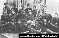 Віктор Цимбал (другий зліва в першому ряду) серед інтернованих вояків УНР. Польща, 1921 рік