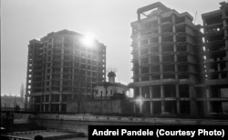 Biserica Bucur, îngrămădită între două clădiri mastodont.