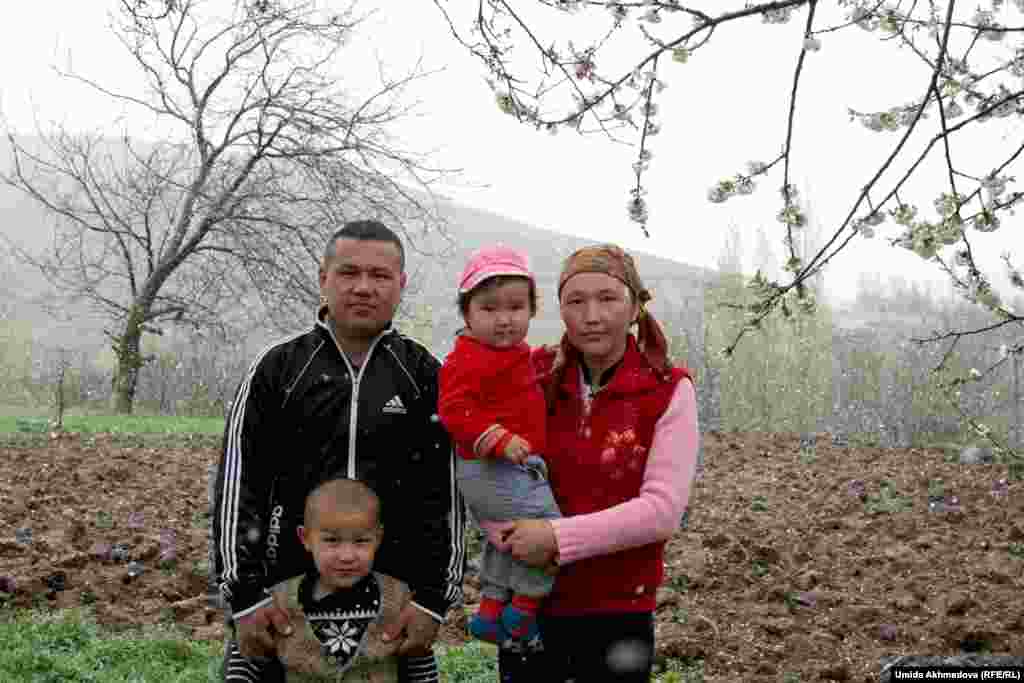 Когда репортер Азаттыка спросила Перизат, подумывает ли она о переезде в Казахстан, за нее ответила Анар-апай: &laquo;Какой Казахстан? Ее муж - единственный сын, и вообще, чтобы ехать туда, нужна база, чтобы кто-то из братьев или родственников был устроен, тогда бы "потянул" за собой родственников&raquo;.