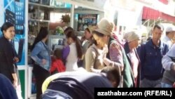 Продовольственный рынок, Туркменистан (архивное фото)