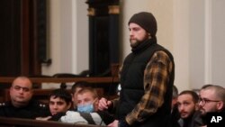 28-летний актер Андро Чичинадзе в суде Тбилиси на процессе по делу о протестах