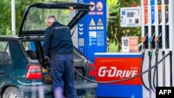 Čovek puni male kanistere na benzinskoj pumpi kojom upravlja Naftna industrija Srbije (NIS) u Beogradu 9. oktobra 2025. godine.