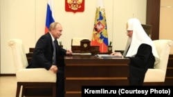 Очільник Росії Володимир Путін і патріарх Російської православної церкви Кирило (Гундяєв)