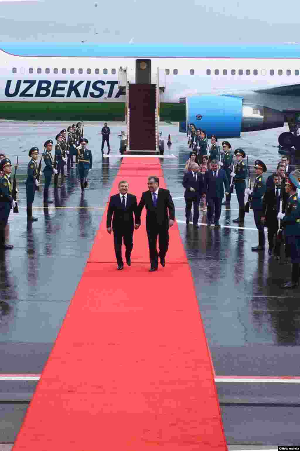 В международном аэропорту города Душанбе узбекского президента встретили президент Таджикистана Эмомали Рахмон и другие официальные лица, передает Таджикская служба РСЕ/РС.