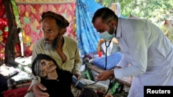 د زلزلې یوه زیانمنه سپین سرې ښځه