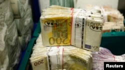 România va adera la zona euro la cel puțin patru ani după Bulgaria, estimează economiștii.