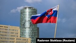 За повідомленнями, МЗС країни висловило українському дипломату Мирославу Кастрану «різкий протест» проти заяв Києва щодо риторики словацького прем’єр-міністра Роберта Фіцо