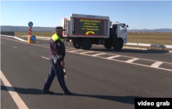 Поліцейський пост, що перекриває під'їзд до палаючої Феодосійської нафтобази. Архівне фото