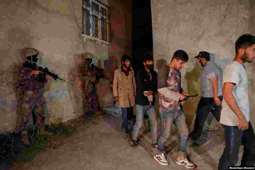 Migrantët, kryesisht nga Afganistani, të arrestuar nga forcat e sigurisë së Turqisë, gjatë një operacioni në qytetin kufitar Van të Turqisë, më 21 gusht 2021.