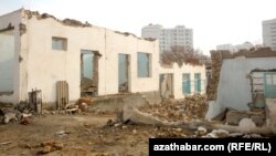 "8-nji mart" raýonynda ýykylýan jaýlar