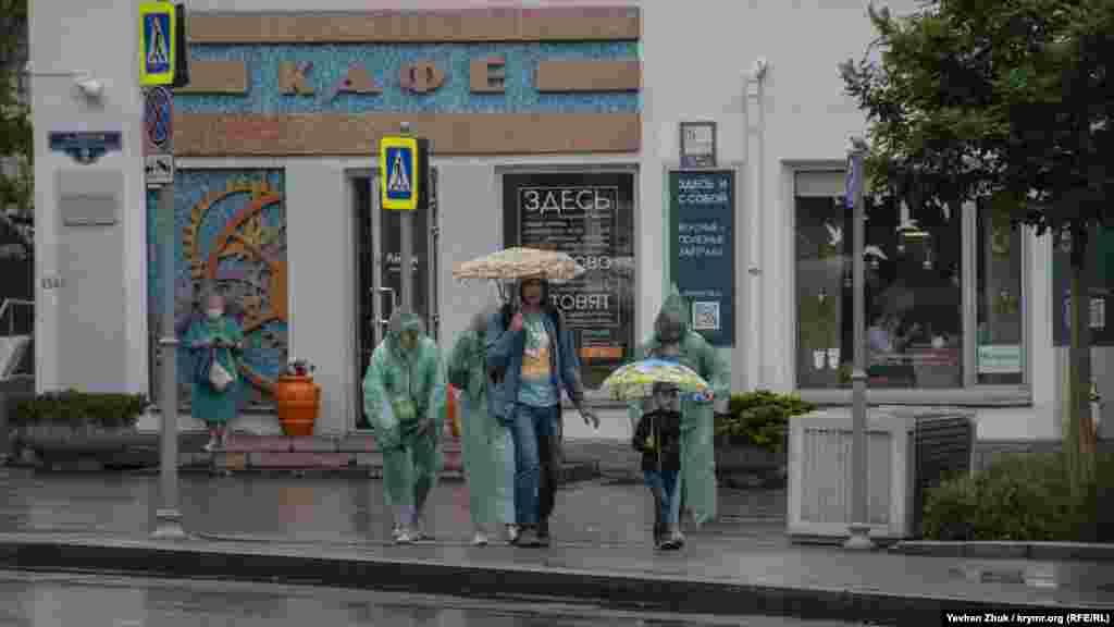 Вооружившись зонтами и дождевиками, семья вышла на прогулку