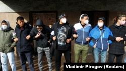 Бишкектеги Өкмөт Үйүнүн алдындагы ыктыярчылар. 8-октябрь, 2020-жыл.