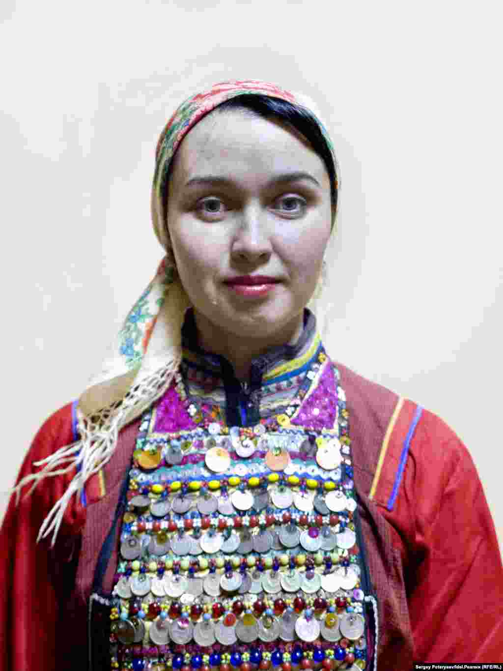 Вера Николаева, 31 год, музыкальный руководитель. "Я хожу в рощу, но сейчас в городе, нет возможности делать это часто. Я очень горжусь, что я&nbsp;мари и даже можно сказать националистка (смеется). Не люблю когда даже не стремятся выучить марийский язык, тем более сейчас, после 90х, когда он был не в почете у молодежи. Когда выхожу в лес, даже не обязательно что-то говорить и так все понятно и чисто".