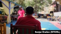 Китептин бетачарында Алик сүйлөп жаткан учур.