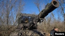 Військовослужбовці 5-ї окремої важкої механізованої бригади ЗСУ керують танком Leopard 1A5, 9 лютого 2025 року