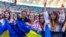 Молоді люди на концерті гурту «Океан Ельзи» на стадіоні Олімпійський у Києві, 21 червня 2014 року 