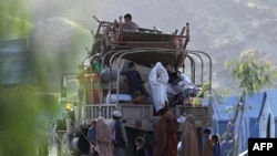 شماری از مهاجرین افغان که پس از برگشت از پاکستان به ولایت ننگرهار افغانستان رسیده اند.