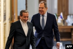 Дипломатические улыбки и реальные сложности: министры иностранных дел Ирана и России Аббас Аракчи и Сергей Лавров