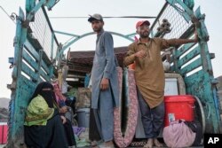 له پاکستانه شړل شوې یوه کورنۍ په تورخم افغانستان ته روانه ده - د مې ۳۱مې انځور